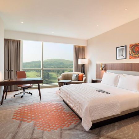 Le Meridien Путраджая Экстерьер фото A guest room at the hotel