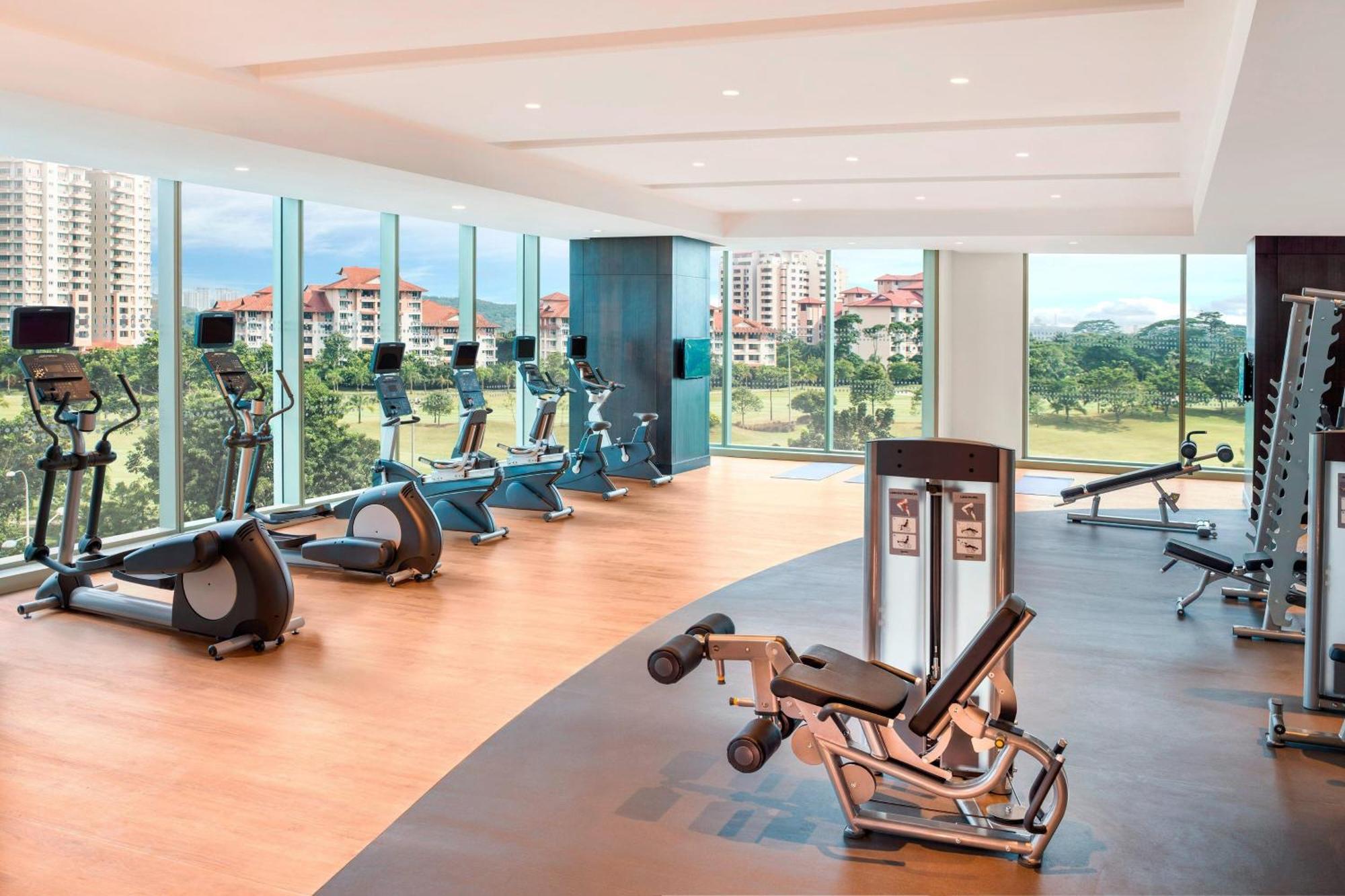 Le Meridien Путраджая Экстерьер фото A gym at a condominium in Singapore