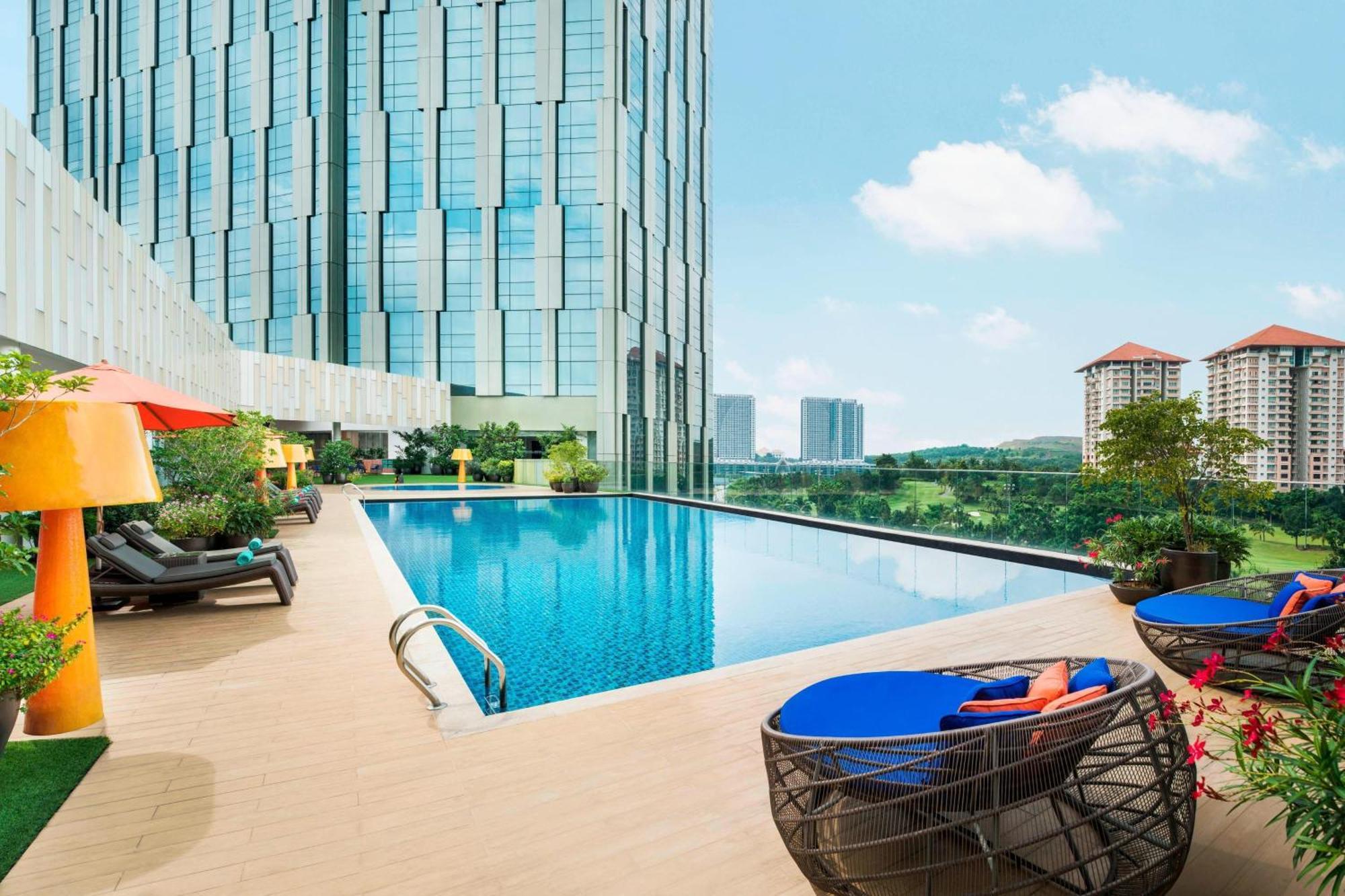 Le Meridien Путраджая Экстерьер фото The swimming pool at the hotel