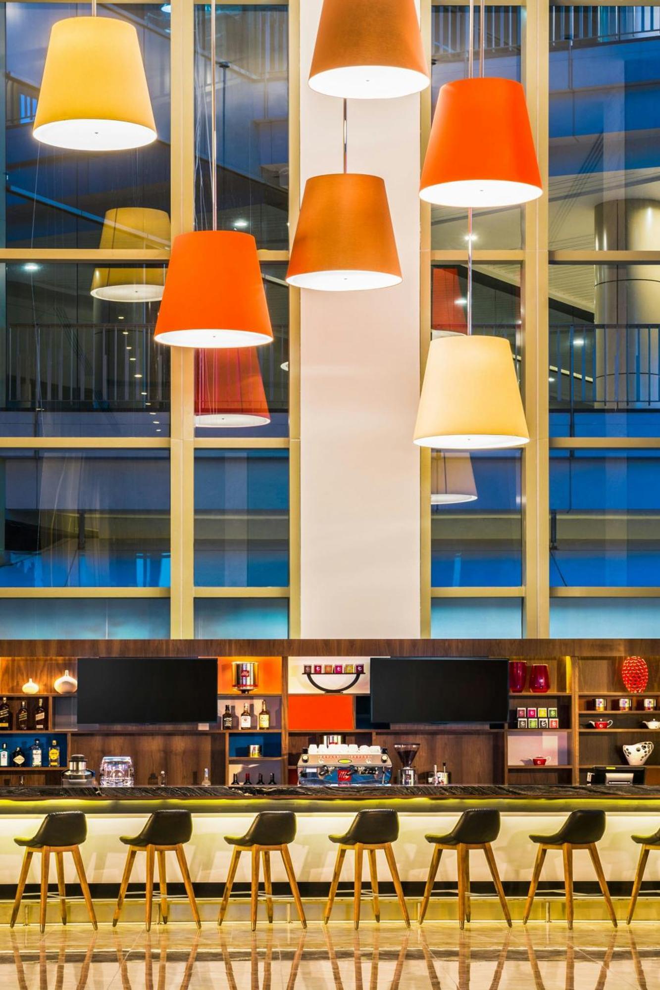 Le Meridien Путраджая Экстерьер фото The bar at the hotel