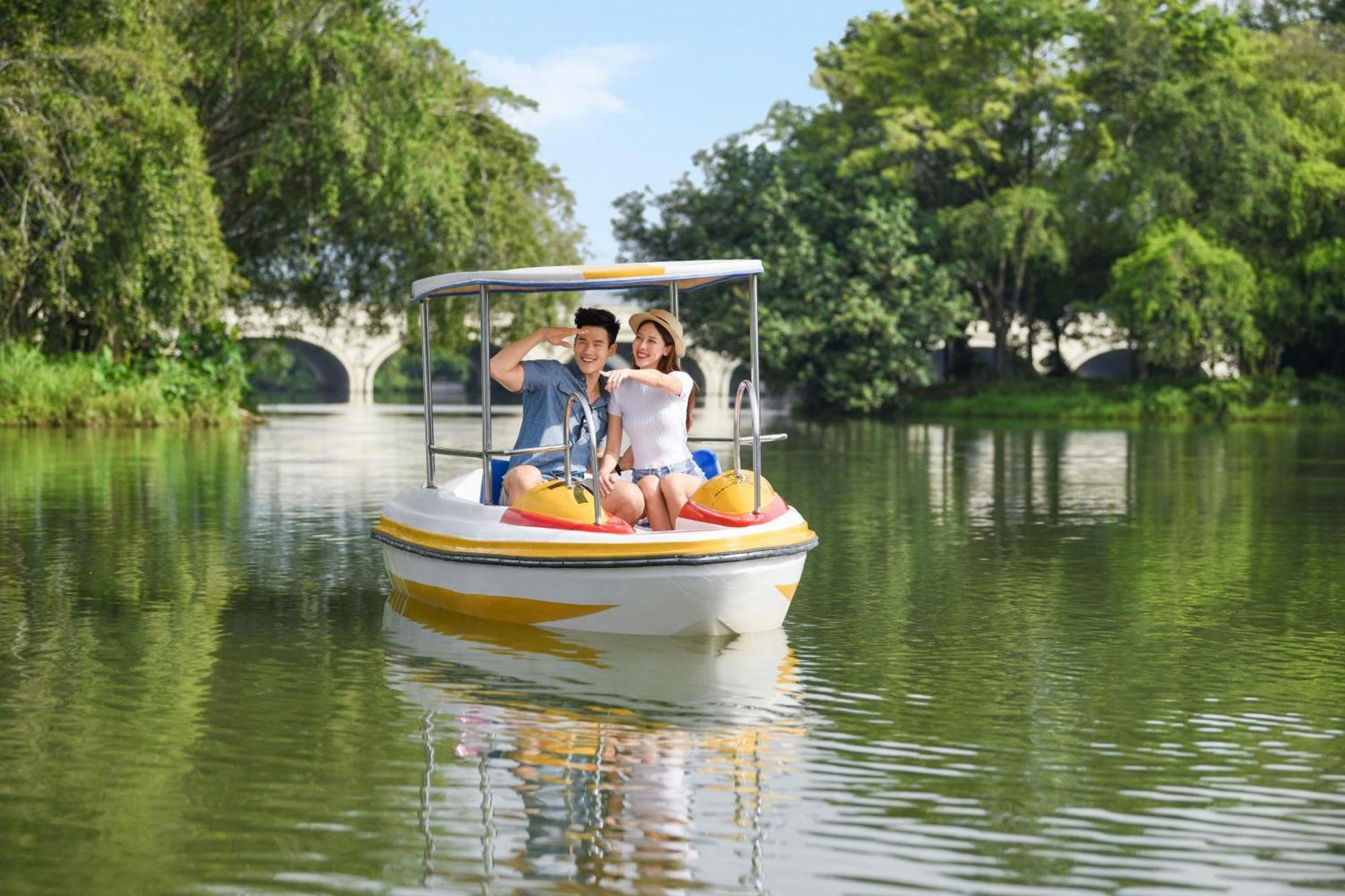 Le Meridien Путраджая Экстерьер фото Boating at the West Lake